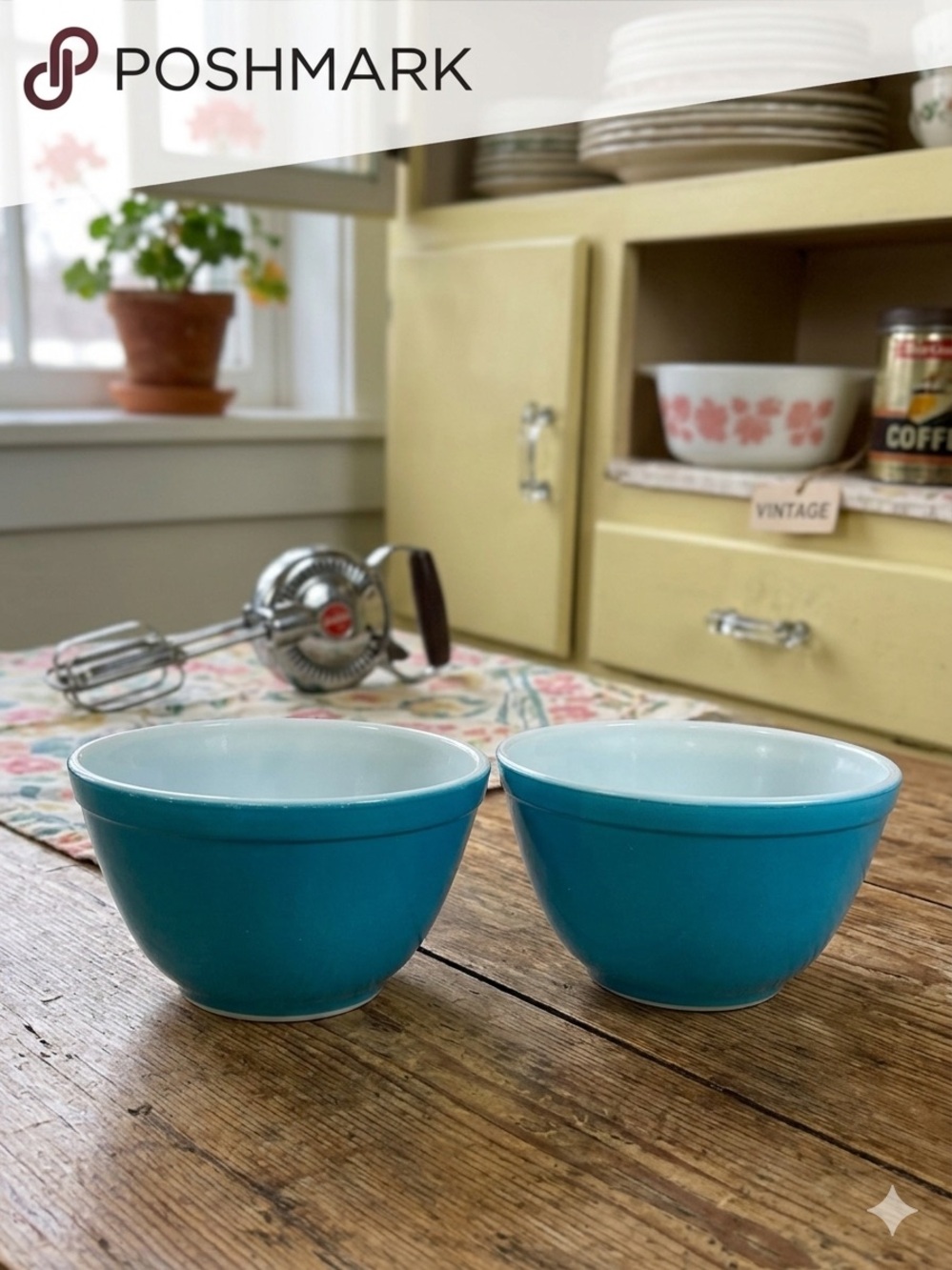 Vintage Pyrex Turquoise Blue 401 Mixing Bowls - Set of 2